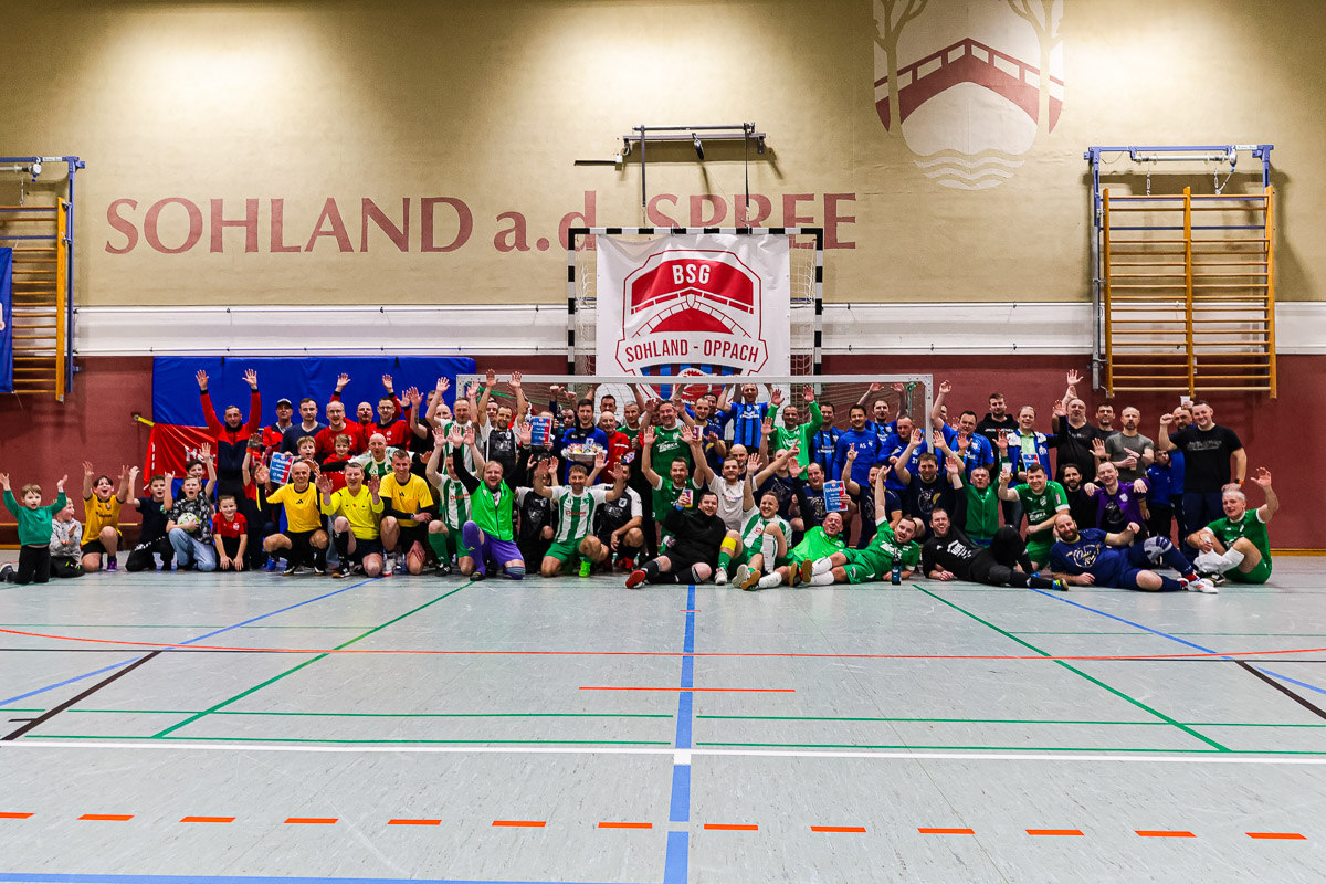 Alle Mannschaften des Zippl-Cups der BSG Sohland Opach vor dem Tor inn der Oberlandsporthalle