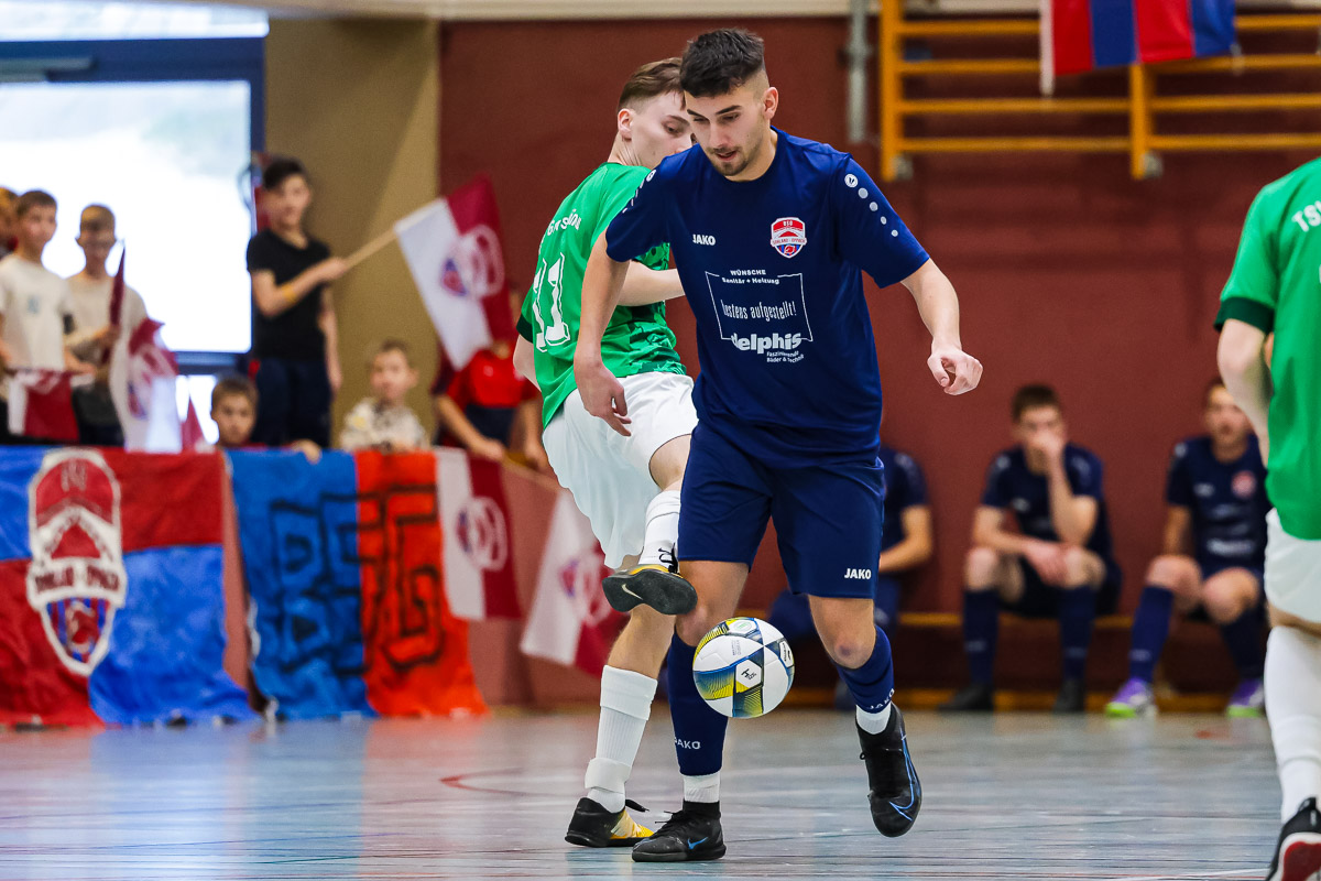 Piet Rößler mit dem Ball am Fuß